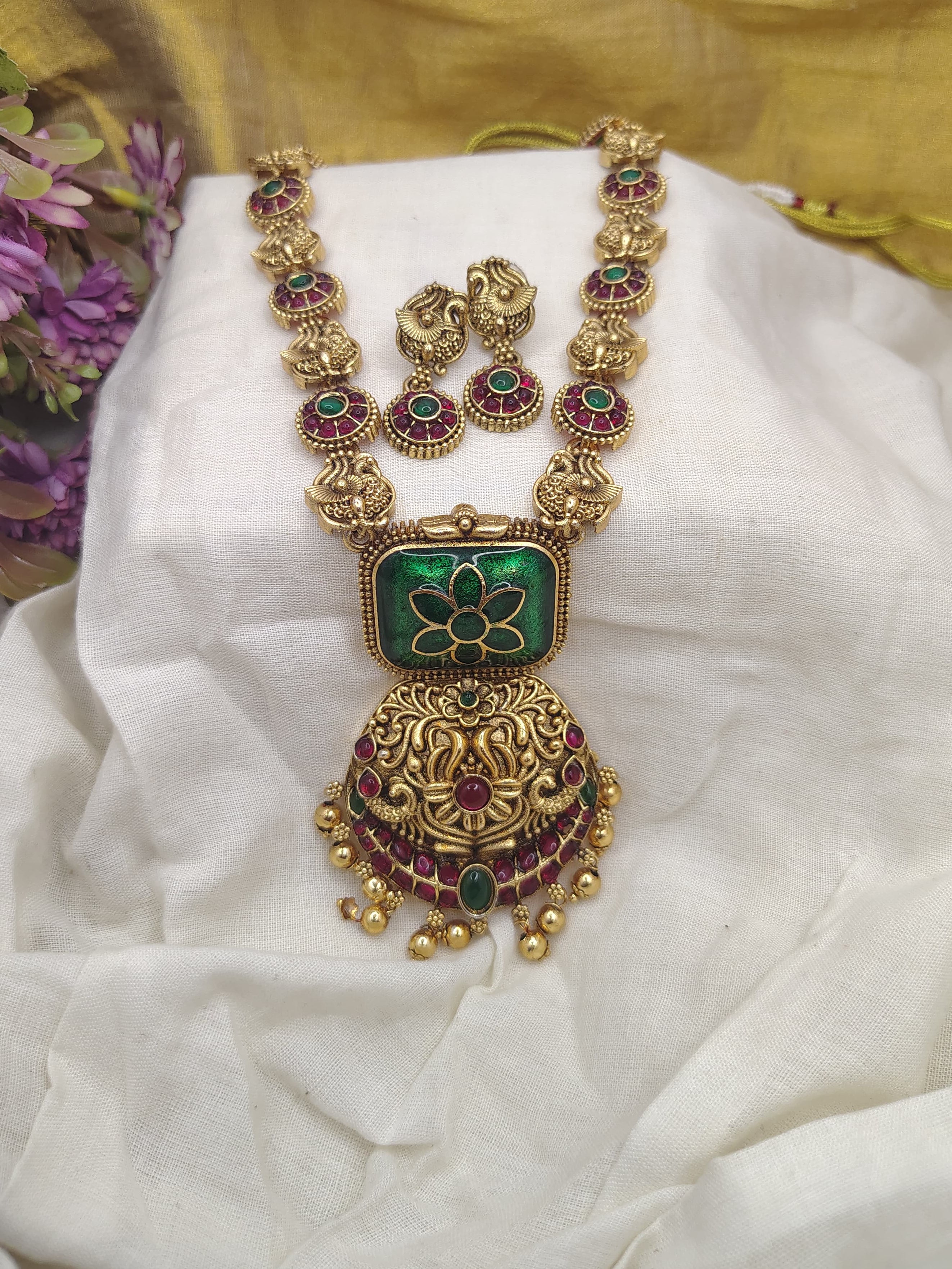 Mantara Non idol necklace set