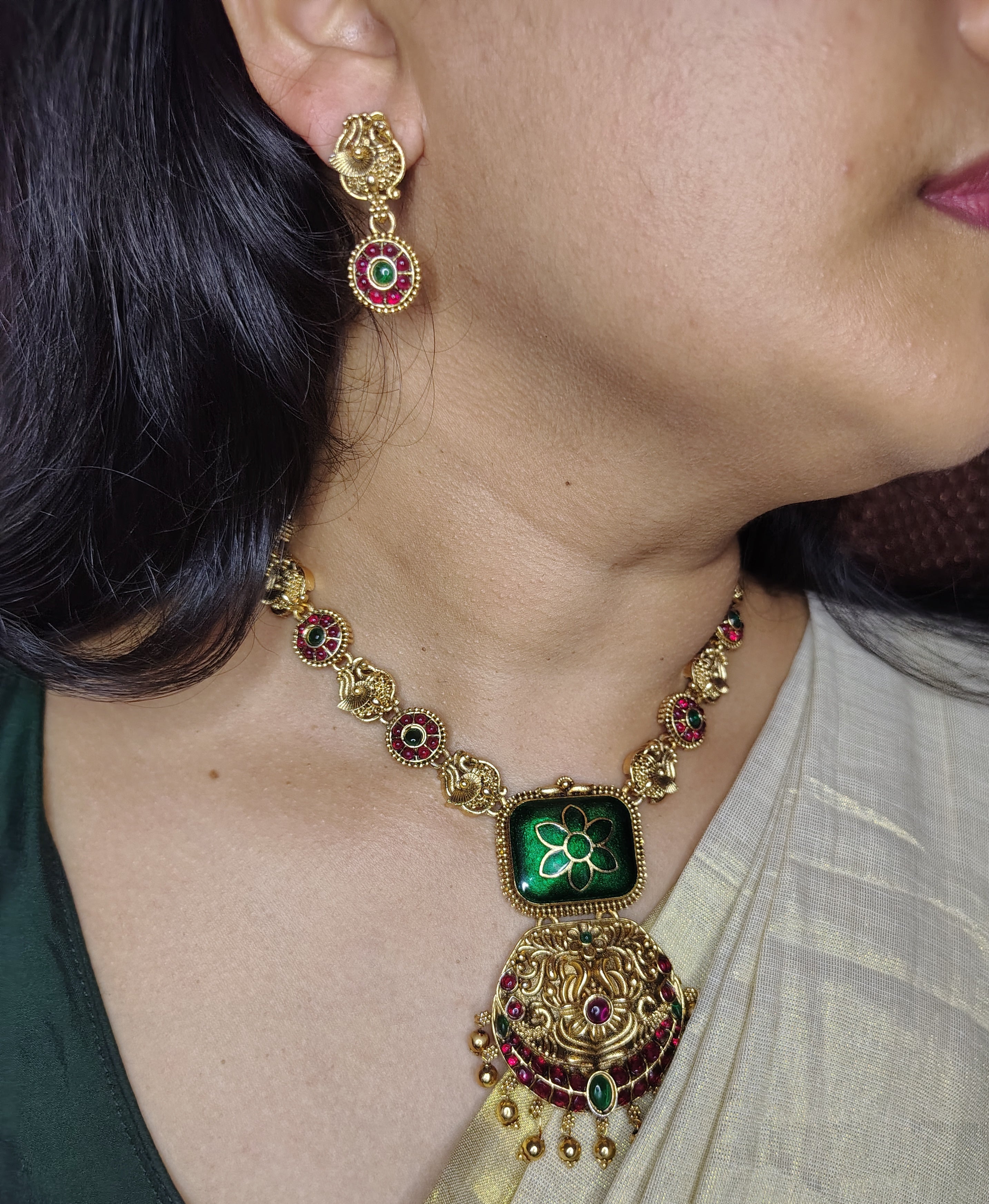 Mantara Non idol necklace set
